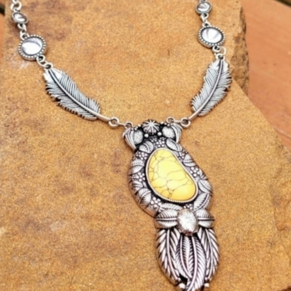 Artisan Howlite Stone Boho Feather Native American Silver Necklace - Picture 8 of 13
